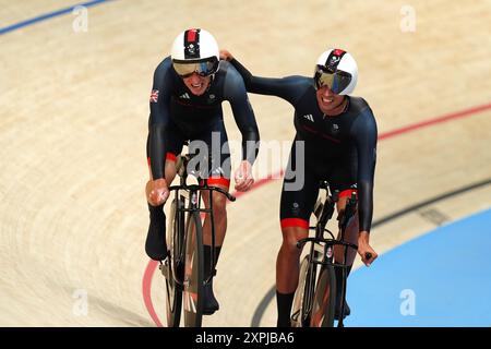 Oliver Wood (links) und Ethan Vernon feiern das Finale der Männer-Mannschaft im National Velodrome, Saint-Quentin-en-Yvelines, am elften Tag der Olympischen Spiele 2024 in Paris. Bilddatum: Dienstag, 6. August 2024. Stockfoto