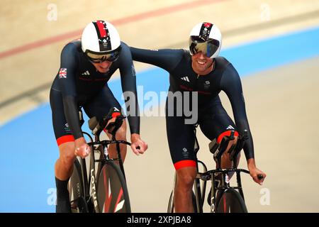 Oliver Wood (links) und Ethan Vernon feiern das Finale der Männer-Mannschaft im National Velodrome, Saint-Quentin-en-Yvelines, am elften Tag der Olympischen Spiele 2024 in Paris. Bilddatum: Dienstag, 6. August 2024. Stockfoto