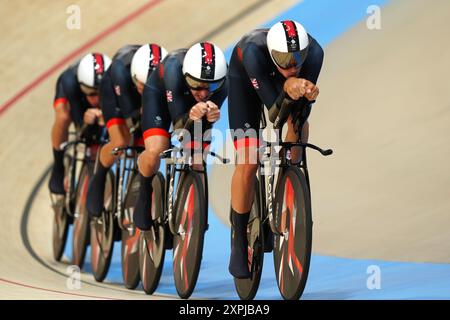 Die Briten Ethan Hayter, Oliver Wood, Charlie Tanfield und Ethan Vernon während der Verfolgung der Männer im National Velodrome, Saint-Quentin-en-Yvelines, am elften Tag der Olympischen Spiele 2024 in Paris. Bilddatum: Dienstag, 6. August 2024. Stockfoto