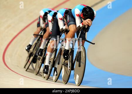 Die Kanadier Dylan Bibic, Mathias Guillemette, Michael Foley und Carson Mattern während der Verfolgung der Männer im National Velodrome in Saint-Quentin-en-Yvelines am elften Tag der Olympischen Spiele 2024 in Frankreich. Bilddatum: Dienstag, 6. August 2024. Stockfoto