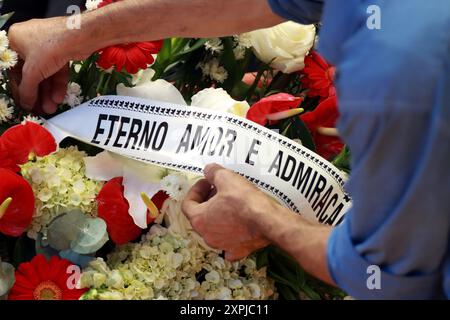 Rio de Janeiro, Brasilien. 6. August 2024, Rio de Janeiro, Rio de Janeiro, Brasilien: Ein Blumenarrangement mit der Botschaft „ewige Liebe und Bewunderung“, während sich Trauernde versammeln, um während eines Aufwachens im Clube de Regatas do Flamengo zu Ehren der Flamengo-Legende ADILIO im Hélio MaurÃ-cio Gymnasium ihren Respekt zu zollen. Die brasilianische Fußballfigur, eine geschätzte Figur in Flamengo und brasilianischem Fußball, starb mit 68 Jahren. (Credit Image: © Bob Karp/ZUMA Press Wire) NUR REDAKTIONELLE VERWENDUNG! Nicht für kommerzielle ZWECKE! Quelle: ZUMA Press, Inc./Alamy Live News Stockfoto