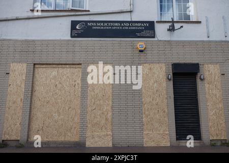 Westcliff on Sea, Großbritannien. August 2024. Die Fenster der NMS Solicitors wurden vor einer geplanten rechtsextremen Demonstration, die am 7. August stattfinden soll, an Bord gebracht. NMS Solicitors ist eine Anwaltskanzlei, die sich auf Einwanderungsfragen spezialisiert hat. Westcliff on Sea ist ein Vorort von Southend on Sea, der am 30. Juli in der Nähe der Küste ernsthafte Unruhen erlitt, in denen Gruppen mit Macheten und anderen Angriffswaffen kämpften. Penelope Barritt/Alamy Live News Stockfoto