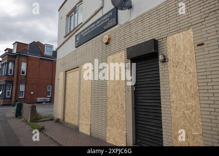 Westcliff on Sea, Großbritannien. August 2024. Die Fenster der NMS Solicitors wurden vor einer geplanten rechtsextremen Demonstration, die am 7. August stattfinden soll, an Bord gebracht. NMS Solicitors ist eine Anwaltskanzlei, die sich auf Einwanderungsfragen spezialisiert hat. Westcliff on Sea ist ein Vorort von Southend on Sea, der am 30. Juli in der Nähe der Küste ernsthafte Unruhen erlitt, in denen Gruppen mit Macheten und anderen Angriffswaffen kämpften. Penelope Barritt/Alamy Live News Stockfoto