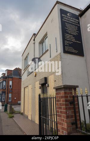 Westcliff on Sea, Großbritannien. August 2024. Die Fenster der NMS Solicitors wurden vor einer geplanten rechtsextremen Demonstration, die am 7. August stattfinden soll, an Bord gebracht. NMS Solicitors ist eine Anwaltskanzlei, die sich auf Einwanderungsfragen spezialisiert hat. Westcliff on Sea ist ein Vorort von Southend on Sea, der am 30. Juli in der Nähe der Küste ernsthafte Unruhen erlitt, in denen Gruppen mit Macheten und anderen Angriffswaffen kämpften. Penelope Barritt/Alamy Live News Stockfoto