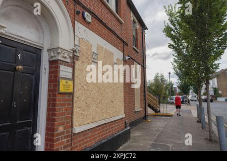 Westcliff on Sea, Großbritannien. August 2024. Die Fenster der NMS Solicitors wurden vor einer geplanten rechtsextremen Demonstration, die am 7. August stattfinden soll, an Bord gebracht. NMS Solicitors ist eine Anwaltskanzlei, die sich auf Einwanderungsfragen spezialisiert hat. Westcliff on Sea ist ein Vorort von Southend on Sea, der am 30. Juli in der Nähe der Küste ernsthafte Unruhen erlitt, in denen Gruppen mit Macheten und anderen Angriffswaffen kämpften. Penelope Barritt/Alamy Live News Stockfoto