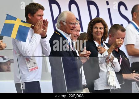 Saint Denis, Frankreich. August 2024. Olympische Spiele, Paris 2024, Leichtathletik, Stade de France, Stabhochsprung, Männer, König Carl XVI Gustaf (2. von links) von Schweden und Königin Silvia von Schweden applaudieren auf den Tribünen während der Preisverleihung für den Gewinner Duplantis (nicht abgebildet) von Schweden. Quelle: Sven Hoppe/dpa/Alamy Live News Stockfoto