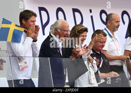 Saint Denis, Frankreich. August 2024. Olympische Spiele, Paris 2024, Leichtathletik, Stade de France, Stabhochsprung, Männer, König Carl XVI Gustaf (2. von links) von Schweden und Königin Silvia von Schweden applaudieren auf den Tribünen während der Preisverleihung für den Gewinner Duplantis (nicht abgebildet) von Schweden. Quelle: Sven Hoppe/dpa/Alamy Live News Stockfoto