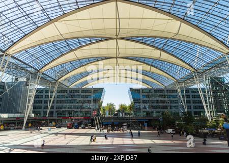 MÜNCHEN, DEUTSCHLAND - 6. AUGUST 2024: Außenansicht des Münchner Flughafens an einem sonnigen Tag Stockfoto