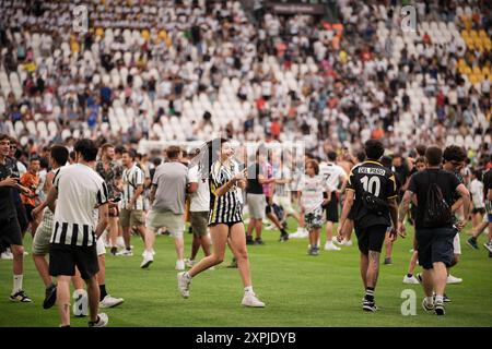 Torino, Italien. August 2024. Die Fans stellen Invasion während des Freundschaftsfußballspiels zwischen Juventus und Juvetus Next Gen im Allianz-Stadion in Turin, Nordwesten Italiens - Dienstag, den 6. August 2024. Sport - Fußball . (Foto: Marco Alpozzi/Lapresse) Credit: LaPresse/Alamy Live News Stockfoto