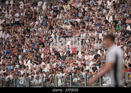 Torino, Italien. August 2024. Fans während des Fußballspiels vor der Saison zwischen Juventus und Juvetus Next Gen im Allianz-Stadion in Turin, Nordwesten Italiens - Dienstag, den 6. August 2024. Sport - Fußball . (Foto: Marco Alpozzi/Lapresse) Credit: LaPresse/Alamy Live News Stockfoto