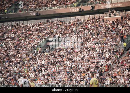 Torino, Italien. August 2024. Fans während des Fußballspiels vor der Saison zwischen Juventus und Juvetus Next Gen im Allianz-Stadion in Turin, Nordwesten Italiens - Dienstag, den 6. August 2024. Sport - Fußball . (Foto: Marco Alpozzi/Lapresse) Credit: LaPresse/Alamy Live News Stockfoto