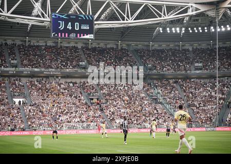 Torino, Italien. August 2024. Fans während des Fußballspiels vor der Saison zwischen Juventus und Juvetus Next Gen im Allianz-Stadion in Turin, Nordwesten Italiens - Dienstag, den 6. August 2024. Sport - Fußball . (Foto: Marco Alpozzi/Lapresse) Credit: LaPresse/Alamy Live News Stockfoto