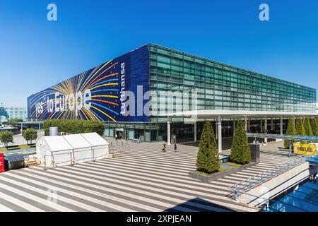 MÜNCHEN, DEUTSCHLAND - 6. AUGUST 2024: Außenansicht des Münchner Flughafens an einem sonnigen Tag mit blauem Himmel Hauptgebäude von Terminal 2 mit großem Lufthansa-Anspruch: Stockfoto