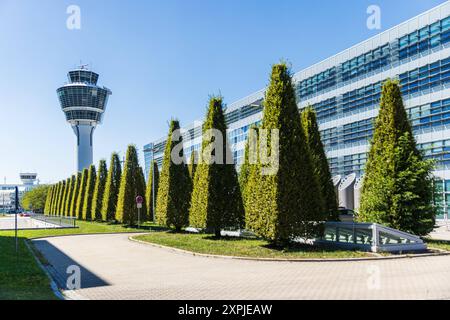 MÜNCHEN, DEUTSCHLAND - 6. AUGUST 2024: Außenansicht des Münchner Flughafens an einem sonnigen Tag mit blauem Himmel Turm des Münchner Flughafens bei Erding München Deutschland Stockfoto