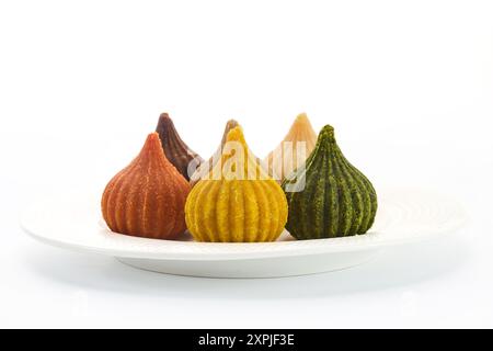 Ganesh Chaturthi Festival. Bunte Modaks indische süße Knödel auf Teller Stockfoto