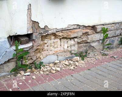 Einstürzende Backsteinfundamente eines Gebäudes Stockfoto