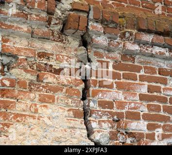 Großer Riss in einer Ziegelmauer Stockfoto