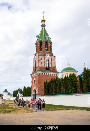 Troekurowo, Russland - 15. Juni 2023: Besucher spazieren entlang der Mauern des Klosters Troekurowski, dem Dorf Troekurowo, Region Lipetsk Stockfoto