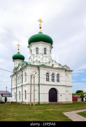 Troekurowo, Russland - 15. Juni 2023: Torkirche des Heiligen Propheten Elija des Klosters Trojekurowski, Dorf Troekurowo, Region Lipetsk Stockfoto