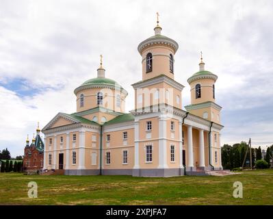 Troekurowo, Russland - 15. Juni 2023: Kirche Demetrius von Solunski, Kloster Troekurowski, Dorf Troekurowo, Region Lipetsk Stockfoto