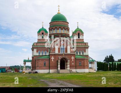 Troekurovo, Russland - 15. Juni 2023: Bau der Kathedrale des Wladimir-Ikons der Mutter Gottes auf dem Territorium der Troekurowski Monas Stockfoto