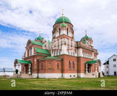 Troekurovo, Russland, 15. Juni 2023: Kathedrale des Wladimir Ikone der Gottesmutter des Frauenklosters Troekurovo, Dorf Troekurovo, Lipets Stockfoto