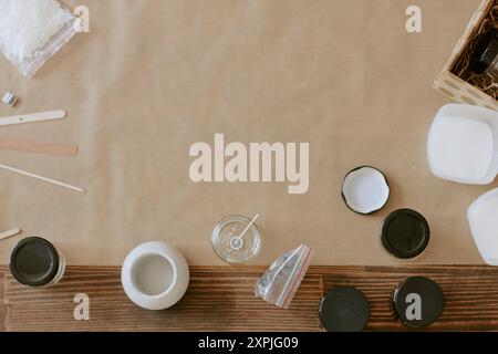 DIY SOAP Making Supplies in Workspace angeordnet Stockfoto