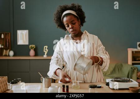 Zubereitung von Zutaten in moderner Küche Stockfoto