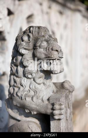 Aus Stein geschnitzte Details am Eingang des Rathauses mit Renaissance-Loggia, Dämmerung, Veurne, Westflandern, Flandern, Belgien Stockfoto