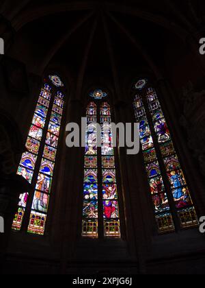 Buntglasfenster in der mittelalterlichen Kirche Walburga in Veurne Flandern Belgien Stockfoto