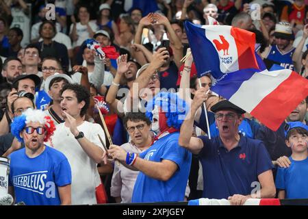 Paris, Frankreich. August 2024. Die französischen Fans jubeln dem Basketballteam zu, nachdem sie Kanada im Viertelfinale der Männer bei den Olympischen Spielen 2024 in Paris am Dienstag, den 6. August 2024 besiegt hatten. Frankreich besiegte Kanada 82-73 und wird in die nächste Runde vorrücken. Foto: Richard Ellis/UPI Credit: UPI/Alamy Live News Stockfoto