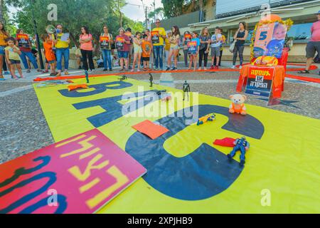 Haifa, Israel - 5. August 2024: Die Menschen feiern den fünften Geburtstag von Ariel Bibas, einem rothaarigen Kind, das batman liebte und 304 Tage in Hamas capt ist Stockfoto