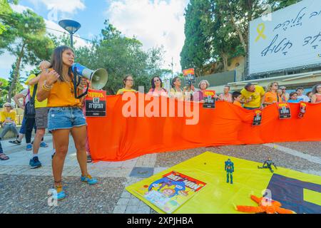 Haifa, Israel - 5. August 2024: Die Menschen feiern den fünften Geburtstag von Ariel Bibas, einem rothaarigen Kind, das batman liebte und 304 Tage in Hamas capt ist Stockfoto