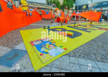 Haifa, Israel - 5. August 2024: Die Menschen feiern den fünften Geburtstag von Ariel Bibas, einem rothaarigen Kind, das batman liebte und 304 Tage in Hamas capt ist Stockfoto