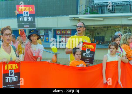 Haifa, Israel - 5. August 2024: Die Menschen feiern den fünften Geburtstag von Ariel Bibas, einem rothaarigen Kind, das batman liebte und 304 Tage in Hamas capt ist Stockfoto