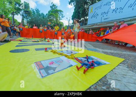 Haifa, Israel - 5. August 2024: Die Menschen feiern den fünften Geburtstag von Ariel Bibas, einem rothaarigen Kind, das batman liebte und 304 Tage in Hamas capt ist Stockfoto