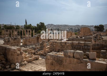 Jerash, Jordanien - 22. Oktober 2023: Die griechisch-römische Stadt Gerasa und der moderne Jerash im Hintergrund. Historisches Wahrzeichen an sonnigem Tag. Stockfoto