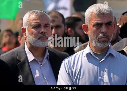 Yahya Sinwar, der neue Hamas-Führer im Gazastreifen und hochrangige politische Führer der islamistischen Bewegung, Ismail Haniyeh, nehmen an der Beerdigung des Hamas-Beamten Teil, Mazen Faqha AKTENFOTO:Yahya Sinwar, der neue Hamas-Führer im Gazastreifen und hochrangige politische Führer der islamistischen Bewegung, Ismail Haniyeh nahm am 25. März 2017 an der Beerdigung des Hamas-Beamten Mazen Faqha in Gaza Teil. Bewaffnete Männer im Gazastreifen hatten den Hamas-Beamten am 24. März 2017 erschossen, so Iyad al-Bozum, Sprecher des innenministeriums im von der Hamas regierten Gazastreifen. Faqha wurde von Israel Six freigelassen Stockfoto