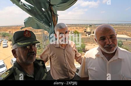 Yahya Sinwar, der neue Führer der islamistischen Hamas-Bewegung im Gazastreifen, inspiziert einen Abschnitt der Grenze zu Ägypten, in der Stadt Rafah im südlichen Gazastreifen inspiziert Yahya Sinwar am 6. Juli 2017 einen Abschnitt der Grenze zu Ägypten in der Stadt Rafah im südlichen Gazastreifen. Die Pufferzone wird sich voraussichtlich 12 Kilometer lang und 100 Meter breit entlang der Grenze erstrecken, wobei eine Straße und Überwachungskameras parallel laufen, so eine Erklärung eines Sicherheitsbeamten. Foto von Ashraf Amra Rafah Gaz Stockfoto