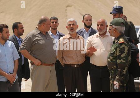 Yahya Sinwar, der neue Führer der islamistischen Hamas-Bewegung im Gazastreifen, inspiziert einen Abschnitt der Grenze zu Ägypten, in der Stadt Rafah im südlichen Gazastreifen inspiziert Yahya Sinwar am 6. Juli 2017 einen Abschnitt der Grenze zu Ägypten in der Stadt Rafah im südlichen Gazastreifen. Die Pufferzone wird sich voraussichtlich 12 Kilometer lang und 100 Meter breit entlang der Grenze erstrecken, wobei eine Straße und Überwachungskameras parallel laufen, so eine Erklärung eines Sicherheitsbeamten. Foto von Ashraf Amra Rafah Gaz Stockfoto