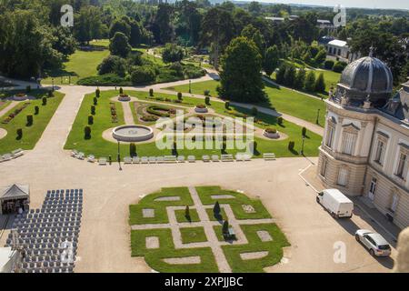 Keszthely, Ungarn - Juli 15,2023 : Blick auf die Gärten vom barocken Turm des Festetics Palastes. Hochwertige Fotos Stockfoto