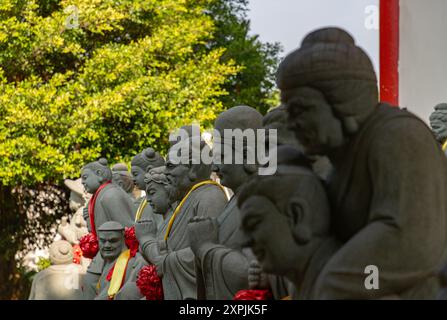 Ein Bild von Steinstatuen im Thean Hou Tempel. Stockfoto