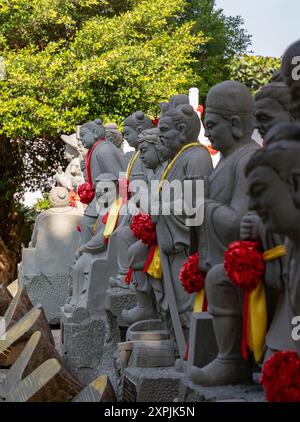 Ein Bild von Steinstatuen im Thean Hou Tempel. Stockfoto