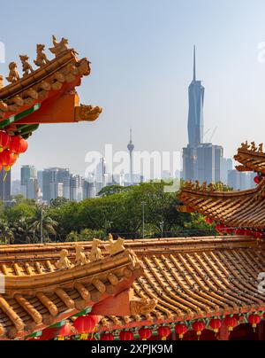 Ein Bild des Thean Hou Tempels und der Stadt Kuala Lumpur in der Ferne, nämlich der Menara Kuala Lumpur und der Merdeka 118 Türme. Stockfoto