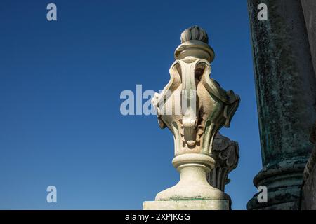 Keszthely, Ungarn - Juli 15,2023 : Dekoration auf dem barocken Turm des Festetics Palastes. Hochwertige Fotos Stockfoto