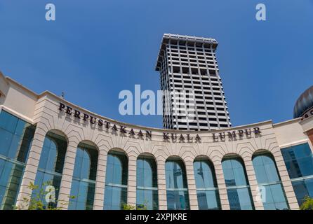 Ein Bild von der Kuala Lumpur Bibliothek und dem Gebäude der Royal Malaysia Police hinten. Stockfoto