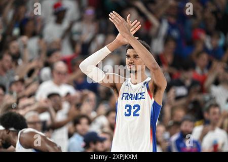 Paris, Frankreich. August 2024. Victor Wembanyama (32) von Team France feiert, nachdem das Team France am 11. Tag der Olympischen Spiele 2024 in Paris am 6. August 2024 in der Bercy Arena gegen das Team Canada gewonnen hat. Foto: David Niviere/ABACAPRESS. COM Credit: Abaca Press/Alamy Live News Stockfoto