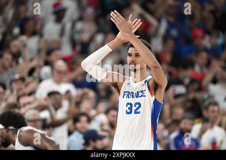 Paris, Frankreich. August 2024. Victor Wembanyama (32) von Team France feiert, nachdem das Team France am 11. Tag der Olympischen Spiele 2024 in Paris am 6. August 2024 in der Bercy Arena gegen das Team Canada gewonnen hat. Foto: David Niviere/ABACAPRESS. COM Credit: Abaca Press/Alamy Live News Stockfoto