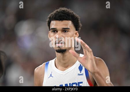 Paris, Frankreich. August 2024. Victor Wembanyama (32) von Team France feiert, nachdem das Team France am 11. Tag der Olympischen Spiele 2024 in Paris am 6. August 2024 in der Bercy Arena gegen das Team Canada gewonnen hat. Foto: David Niviere/ABACAPRESS. COM Credit: Abaca Press/Alamy Live News Stockfoto