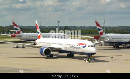 London, England, Vereinigtes Königreich - 29. April 2024: Boeing 787 Dreamliner (Registrierung G-ZBLB), betrieben von British Aiirways, bereitet sich auf die Abfahrt von London Heathrow vor Stockfoto